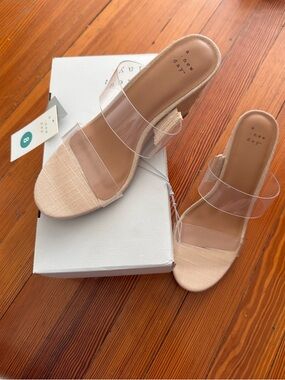 NWT sz 8 Ansel clear strap wedges